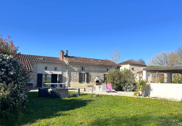 Charmant ensemble en pierre avec deux maisons et deux piscines