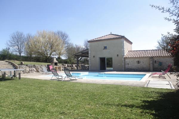 Charmant ensemble en pierre avec deux maisons et deux piscines