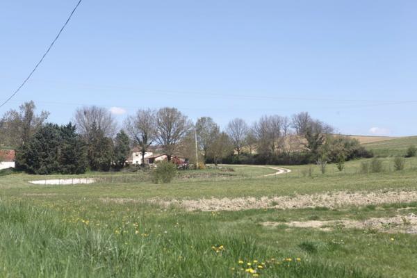 Charmant ensemble en pierre avec deux maisons et deux piscines