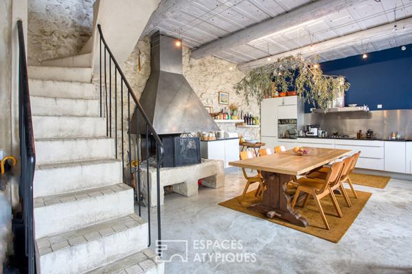 Charme, pierres et poutres, une maison de village discrètement séduisante