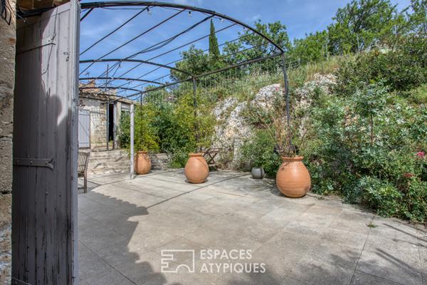 Charme, pierres et poutres, une maison de village discrètement séduisante