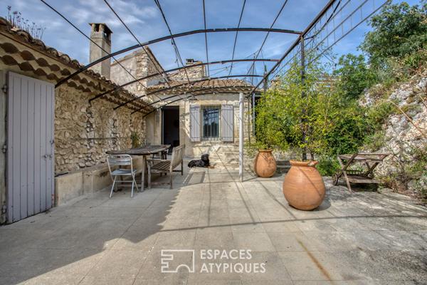 Charme, pierres et poutres, une maison de village discrètement séduisante