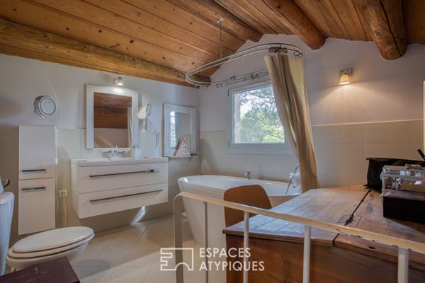 Charme, pierres et poutres, une maison de village discrètement séduisante