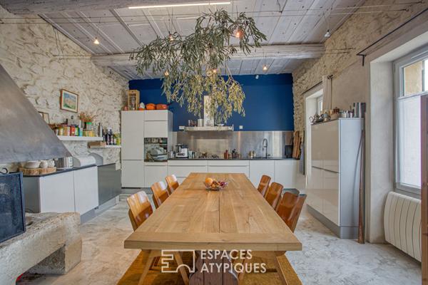 Charme, pierres et poutres, une maison de village discrètement séduisante