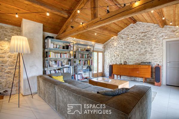 Charme, pierres et poutres, une maison de village discrètement séduisante