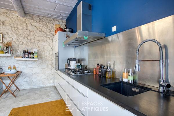 Charme, pierres et poutres, une maison de village discrètement séduisante