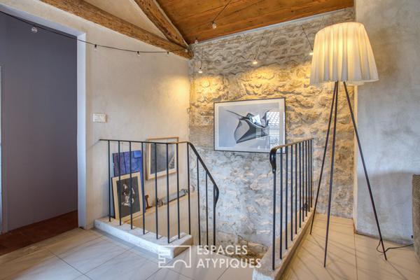 Charme, pierres et poutres, une maison de village discrètement séduisante