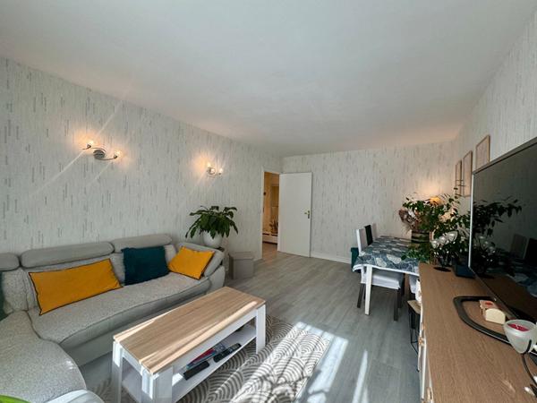 A vendre à Chilly-Mazarin, dans la résidence du Domaine du Château, un appartement 4 pièces 3 chambres, proche des commerces des écoles et des axes routier.