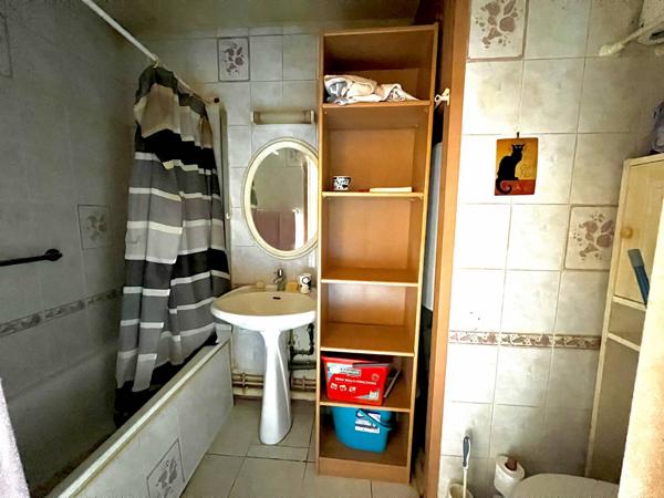 Appartement T3 à rénover à vendre à Lacanau Océan avec balcon vue sur l'océan sur le front de mer