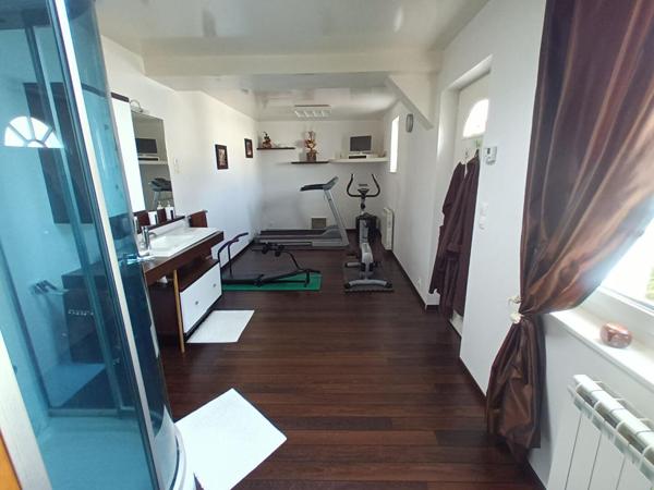 Maison de qualité avec piscine, studio indépendant et dépendances