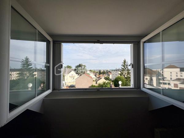 Idéalement situé à deux pas du centre-ville de Compiègne, dans le recherché quartier des Sablons, découvrez ce charmant appartement de type 2 niché au 3ᵉ étage d’un immeuble de caractère.

D’une superficie d’environ 40 m² (loi Carrez), il se compose d’un séjour lumineux, d’une cuisine indépendante, d’une chambre confortable ainsi que d’une salle d'eau.

L’appartement est en bon état général et habitable immédiatement, sans travaux à prévoir. Il constitue une excellente opportunité aussi bien pour une résidence principale que pour un investissement locatif, notamment en location courte durée de type Airbnb grâce à son emplacement privilégié.

Vous apprécierez également son chauffage individuel ainsi que ses faibles charges de copropriété, des atouts appréciables pour maîtriser votre budget.

Son emplacement est un véritable point fort : à quelques minutes à pied du cœur de ville, des commerces, des services et des transports en commun. Un supermarché se trouve à proximité immédiate, facilitant le quotidien.

Une belle opportunité à saisir dans un secteur dynamique et recherché de Compiègne.