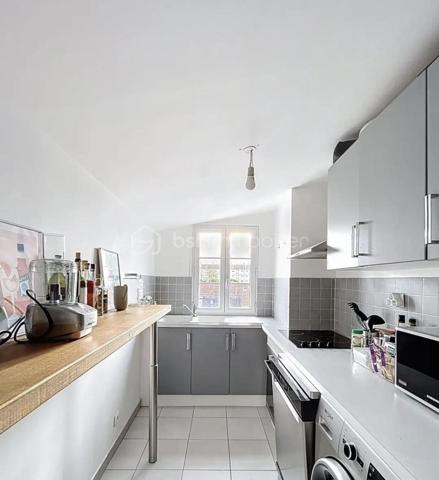 Idéalement situé à deux pas du centre-ville de Compiègne, dans le recherché quartier des Sablons, découvrez ce charmant appartement de type 2 niché au 3ᵉ étage d’un immeuble de caractère.

D’une superficie d’environ 40 m² (loi Carrez), il se compose d’un séjour lumineux, d’une cuisine indépendante, d’une chambre confortable ainsi que d’une salle d'eau.

L’appartement est en bon état général et habitable immédiatement, sans travaux à prévoir. Il constitue une excellente opportunité aussi bien pour une résidence principale que pour un investissement locatif, notamment en location courte durée de type Airbnb grâce à son emplacement privilégié.

Vous apprécierez également son chauffage individuel ainsi que ses faibles charges de copropriété, des atouts appréciables pour maîtriser votre budget.

Son emplacement est un véritable point fort : à quelques minutes à pied du cœur de ville, des commerces, des services et des transports en commun. Un supermarché se trouve à proximité immédiate, facilitant le quotidien.

Une belle opportunité à saisir dans un secteur dynamique et recherché de Compiègne.