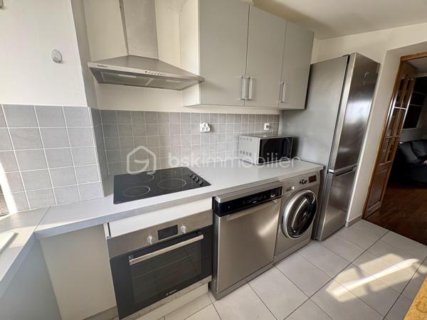 Idéalement situé à deux pas du centre-ville de Compiègne, dans le recherché quartier des Sablons, découvrez ce charmant appartement de type 2 niché au 3ᵉ étage d’un immeuble de caractère.

D’une superficie d’environ 40 m² (loi Carrez), il se compose d’un séjour lumineux, d’une cuisine indépendante, d’une chambre confortable ainsi que d’une salle d'eau.

L’appartement est en bon état général et habitable immédiatement, sans travaux à prévoir. Il constitue une excellente opportunité aussi bien pour une résidence principale que pour un investissement locatif, notamment en location courte durée de type Airbnb grâce à son emplacement privilégié.

Vous apprécierez également son chauffage individuel ainsi que ses faibles charges de copropriété, des atouts appréciables pour maîtriser votre budget.

Son emplacement est un véritable point fort : à quelques minutes à pied du cœur de ville, des commerces, des services et des transports en commun. Un supermarché se trouve à proximité immédiate, facilitant le quotidien.

Une belle opportunité à saisir dans un secteur dynamique et recherché de Compiègne.