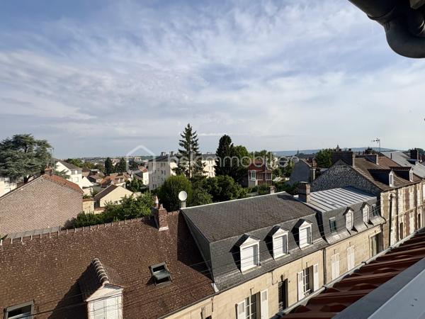 Idéalement situé à deux pas du centre-ville de Compiègne, dans le recherché quartier des Sablons, découvrez ce charmant appartement de type 2 niché au 3ᵉ étage d’un immeuble de caractère.

D’une superficie d’environ 40 m² (loi Carrez), il se compose d’un séjour lumineux, d’une cuisine indépendante, d’une chambre confortable ainsi que d’une salle d'eau.

L’appartement est en bon état général et habitable immédiatement, sans travaux à prévoir. Il constitue une excellente opportunité aussi bien pour une résidence principale que pour un investissement locatif, notamment en location courte durée de type Airbnb grâce à son emplacement privilégié.

Vous apprécierez également son chauffage individuel ainsi que ses faibles charges de copropriété, des atouts appréciables pour maîtriser votre budget.

Son emplacement est un véritable point fort : à quelques minutes à pied du cœur de ville, des commerces, des services et des transports en commun. Un supermarché se trouve à proximité immédiate, facilitant le quotidien.

Une belle opportunité à saisir dans un secteur dynamique et recherché de Compiègne.