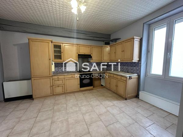 Maison de ville, 81 m², 3 pièces, stationnement, cour et cave
