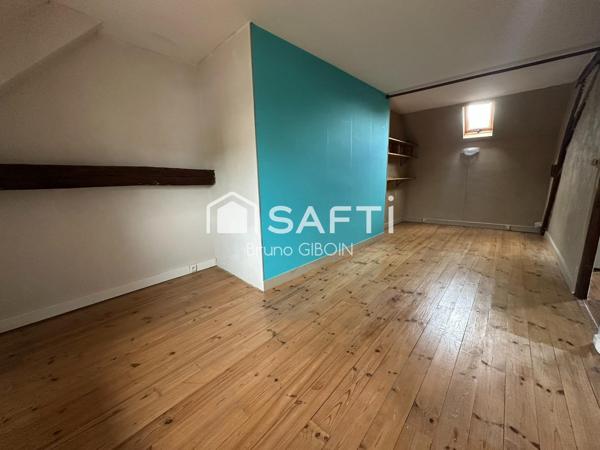 Maison de ville, 81 m², 3 pièces, stationnement, cour et cave