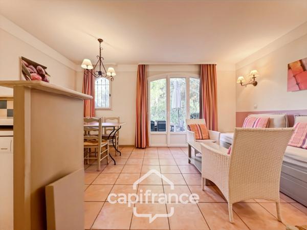 DOMAINE de PONT ROYAL, investissement locatif d'un charmant bastidon de 45 m2 , entretenu , élevé d'un étage composé de 2 chambres, jardin et emplacement pour le véhicule