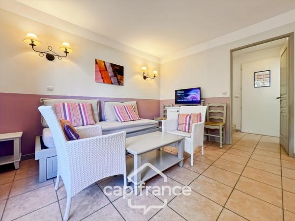 DOMAINE de PONT ROYAL, investissement locatif d'un charmant bastidon de 45 m2 , entretenu , élevé d'un étage composé de 2 chambres, jardin et emplacement pour le véhicule