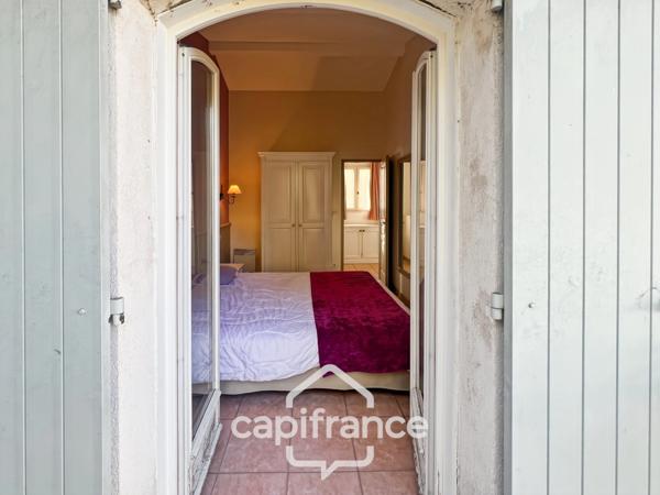 DOMAINE de PONT ROYAL, investissement locatif d'un charmant bastidon de 45 m2 , entretenu , élevé d'un étage composé de 2 chambres, jardin et emplacement pour le véhicule