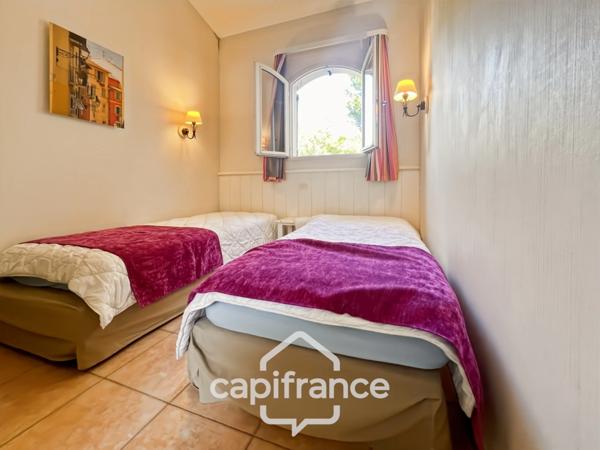 DOMAINE de PONT ROYAL, investissement locatif d'un charmant bastidon de 45 m2 , entretenu , élevé d'un étage composé de 2 chambres, jardin et emplacement pour le véhicule