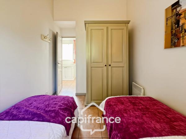 DOMAINE de PONT ROYAL, investissement locatif d'un charmant bastidon de 45 m2 , entretenu , élevé d'un étage composé de 2 chambres, jardin et emplacement pour le véhicule