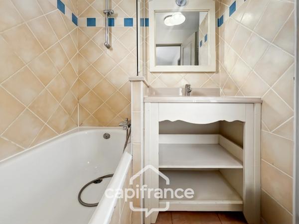 DOMAINE de PONT ROYAL, investissement locatif d'un charmant bastidon de 45 m2 , entretenu , élevé d'un étage composé de 2 chambres, jardin et emplacement pour le véhicule