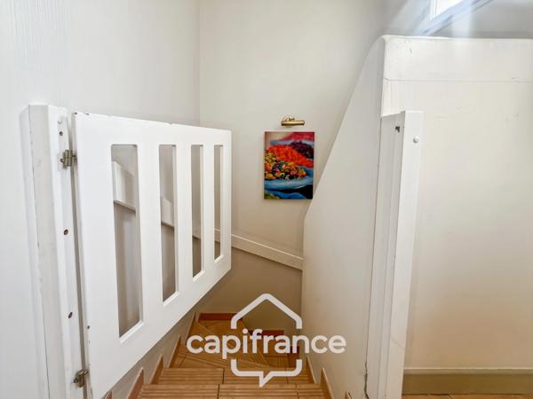 DOMAINE de PONT ROYAL, investissement locatif d'un charmant bastidon de 45 m2 , entretenu , élevé d'un étage composé de 2 chambres, jardin et emplacement pour le véhicule