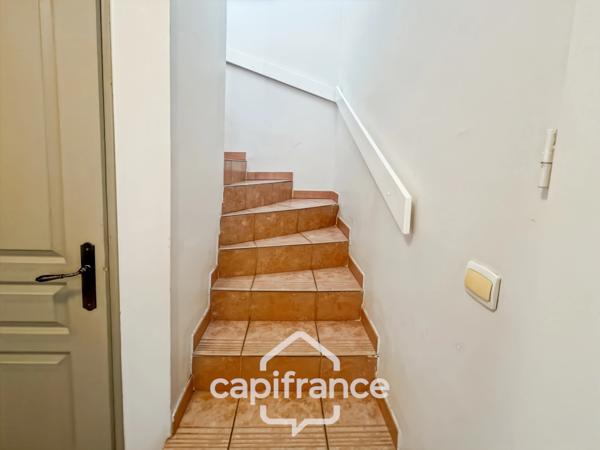 DOMAINE de PONT ROYAL, investissement locatif d'un charmant bastidon de 45 m2 , entretenu , élevé d'un étage composé de 2 chambres, jardin et emplacement pour le véhicule