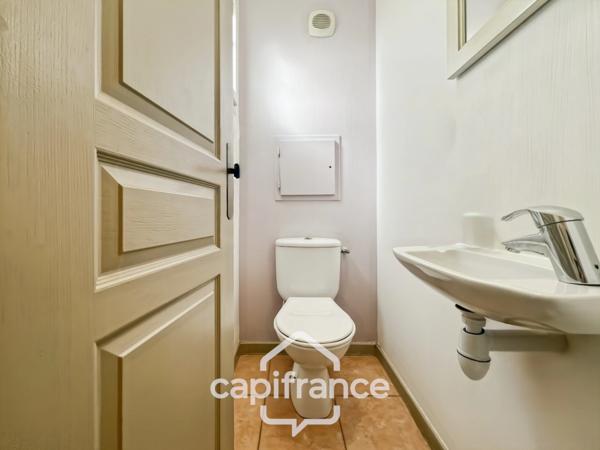 DOMAINE de PONT ROYAL, investissement locatif d'un charmant bastidon de 45 m2 , entretenu , élevé d'un étage composé de 2 chambres, jardin et emplacement pour le véhicule