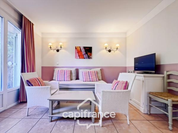 DOMAINE de PONT ROYAL, investissement locatif d'un charmant bastidon de 45 m2 , entretenu , élevé d'un étage composé de 2 chambres, jardin et emplacement pour le véhicule