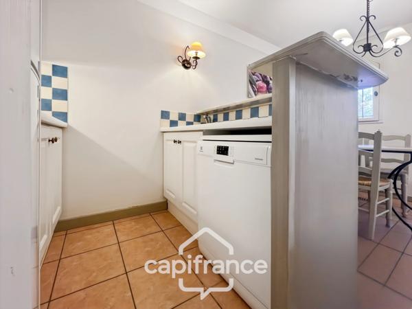 DOMAINE de PONT ROYAL, investissement locatif d'un charmant bastidon de 45 m2 , entretenu , élevé d'un étage composé de 2 chambres, jardin et emplacement pour le véhicule