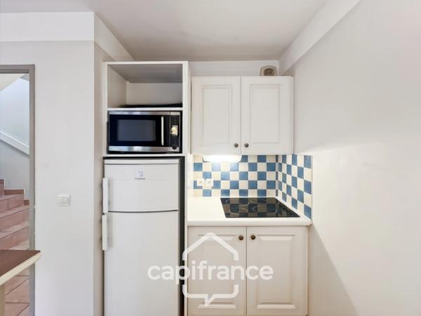 DOMAINE de PONT ROYAL, investissement locatif d'un charmant bastidon de 45 m2 , entretenu , élevé d'un étage composé de 2 chambres, jardin et emplacement pour le véhicule