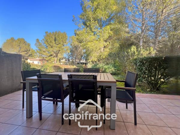 DOMAINE de PONT ROYAL, investissement locatif d'un charmant bastidon de 45 m2 , entretenu , élevé d'un étage composé de 2 chambres, jardin et emplacement pour le véhicule