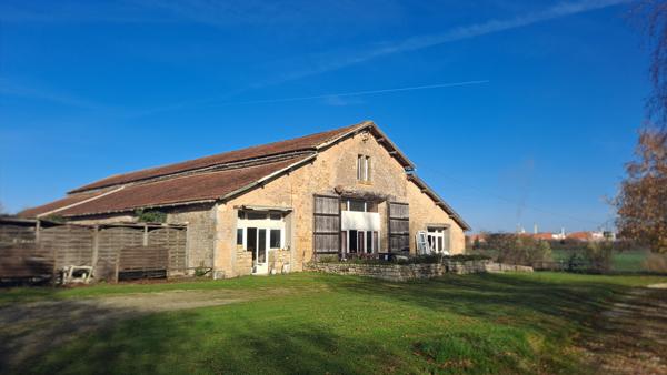 Grange en pierre de plus de 600 m² avec piscine au calme à Saint Martin des Fontaines