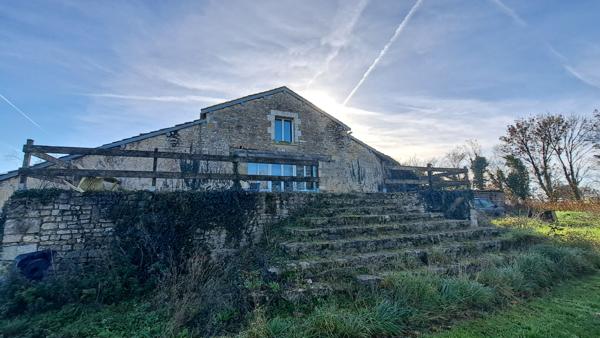 Grange en pierre de plus de 600 m² avec piscine au calme à Saint Martin des Fontaines