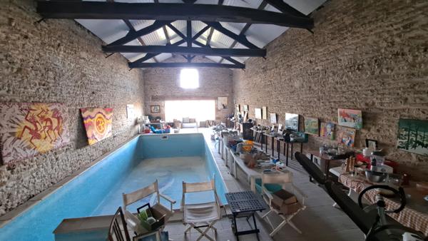 Grange en pierre de plus de 600 m² avec piscine au calme à Saint Martin des Fontaines