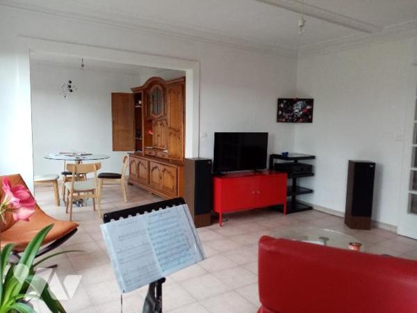 en résidence, 3ème étage , appartement T5 de 108,55 m² avec cellier, et garage fermé