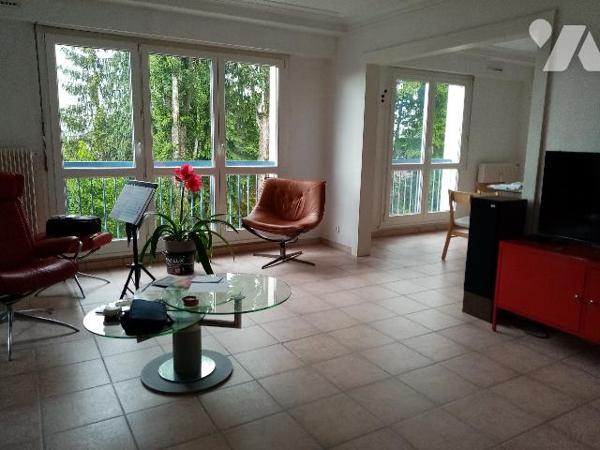 en résidence, 3ème étage , appartement T5 de 108,55 m² avec cellier, et garage fermé