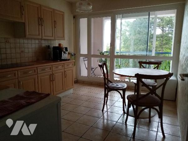 en résidence, 3ème étage , appartement T5 de 108,55 m² avec cellier, et garage fermé