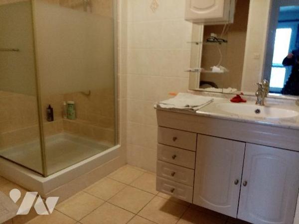 en résidence, 3ème étage , appartement T5 de 108,55 m² avec cellier, et garage fermé