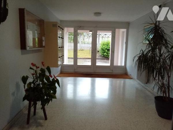 en résidence, 3ème étage , appartement T5 de 108,55 m² avec cellier, et garage fermé