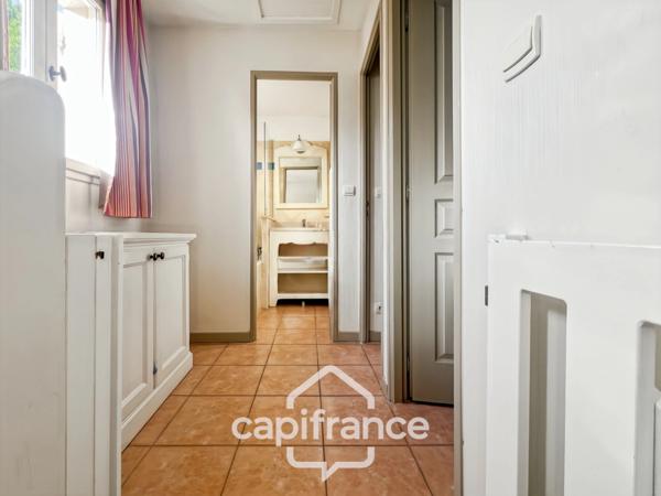 DOMAINE de PONT ROYAL, bastidon de 43 m2 ravalé et entretenu élevé d'un étage composé de 2 chambres, 1 place de parking et un jardin