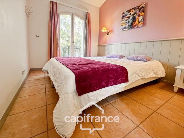 DOMAINE de PONT ROYAL, bastidon de 43 m2 ravalé et entretenu élevé d'un étage composé de 2 chambres, 1 place de parking et un jardin
