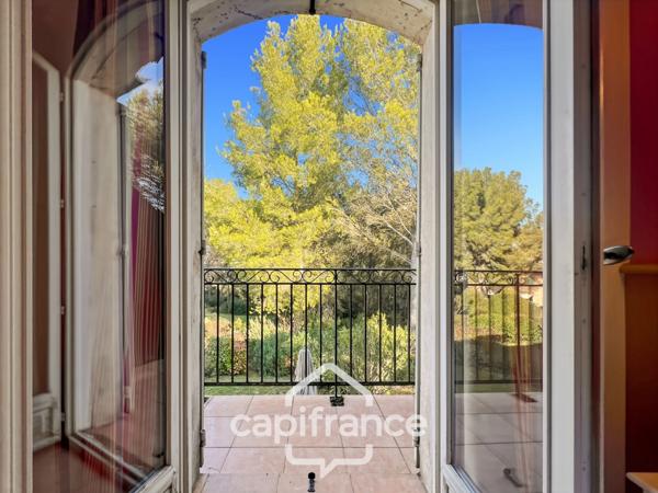 DOMAINE de PONT ROYAL, bastidon de 43 m2 ravalé et entretenu élevé d'un étage composé de 2 chambres, 1 place de parking et un jardin
