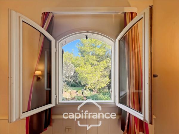 DOMAINE de PONT ROYAL, bastidon de 43 m2 ravalé et entretenu élevé d'un étage composé de 2 chambres, 1 place de parking et un jardin