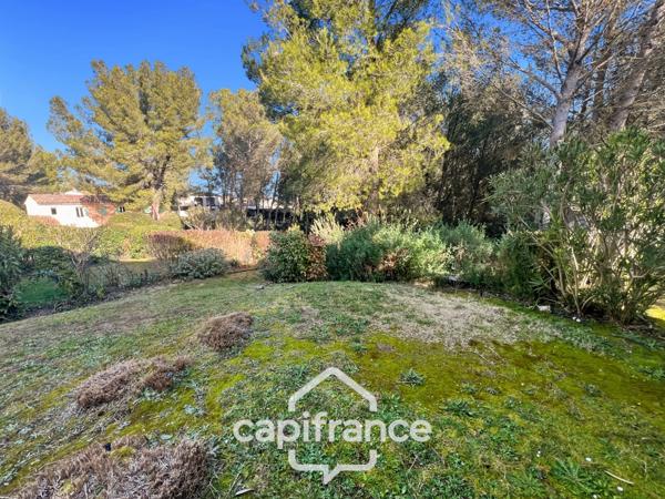 DOMAINE de PONT ROYAL, bastidon de 43 m2 ravalé et entretenu élevé d'un étage composé de 2 chambres, 1 place de parking et un jardin