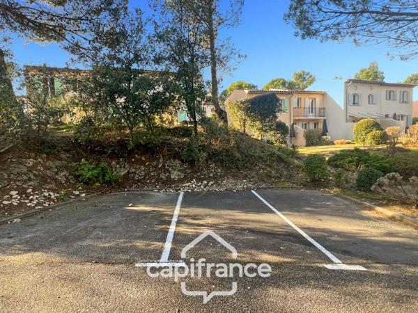 DOMAINE de PONT ROYAL, bastidon de 43 m2 ravalé et entretenu élevé d'un étage composé de 2 chambres, 1 place de parking et un jardin