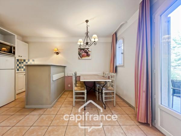DOMAINE de PONT ROYAL, bastidon de 43 m2 ravalé et entretenu élevé d'un étage composé de 2 chambres, 1 place de parking et un jardin