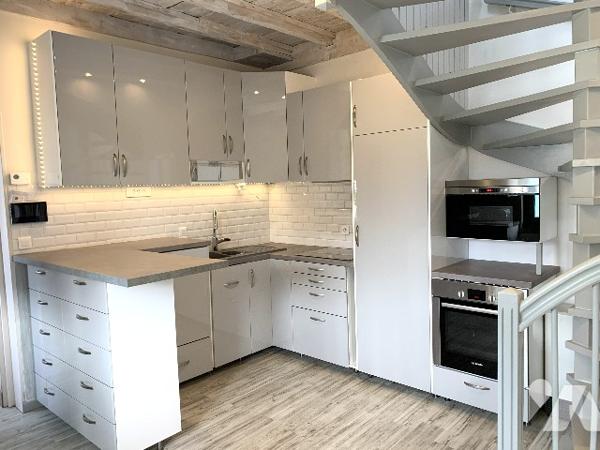 Dans un environnement calme et verdoyant, nous vous proposons cette maison rénovée