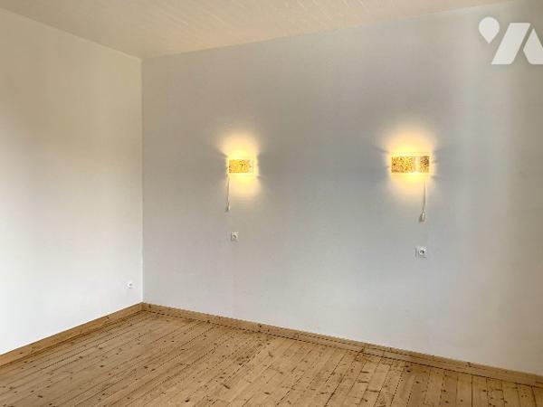 Dans un environnement calme et verdoyant, nous vous proposons cette maison rénovée